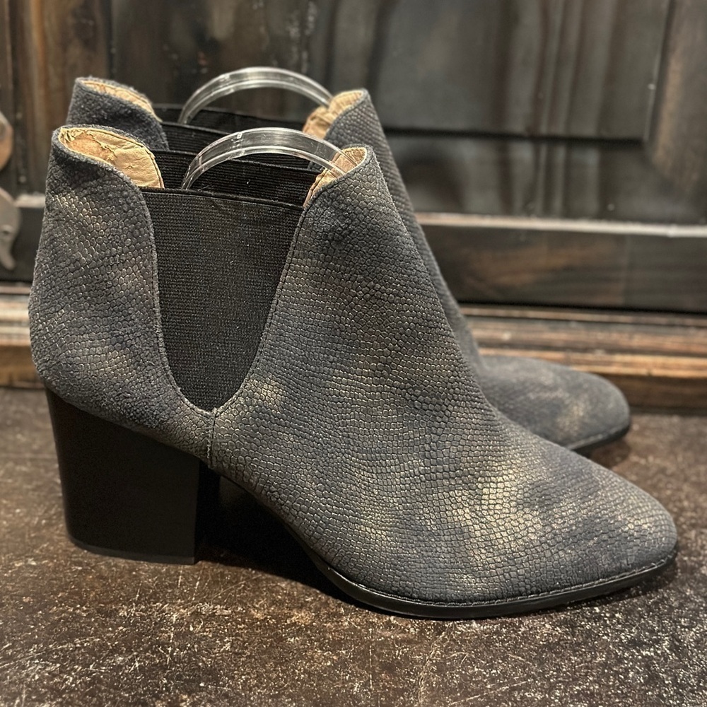 G.I.L.I. gold metallic leather ankle heeled boots booties, sz 11, GUC